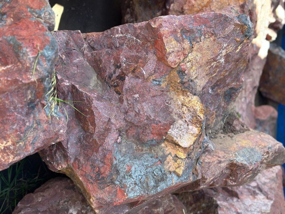 Камни для ландшафтного дизайна красно-фиолетовые 10-60 килограмм купить в Ногинску