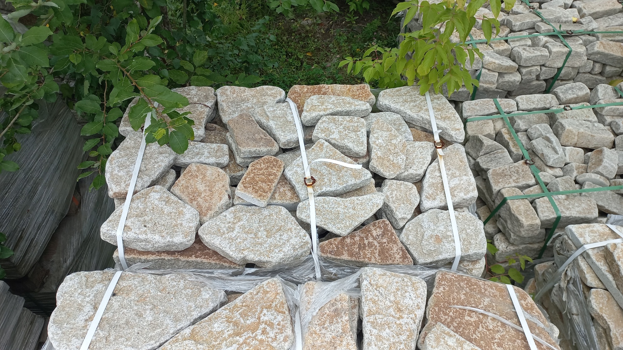 Плитняк галтованный гранитный для ландшафтного дизайна купить в Ногинску