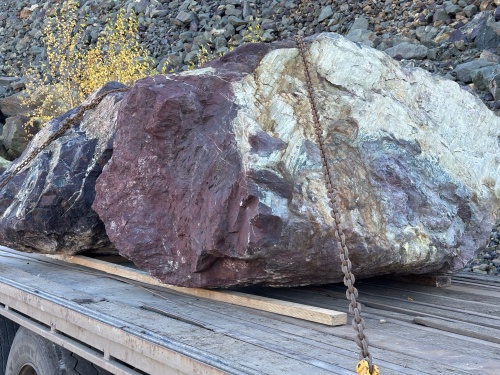 Огромные красно-фиолетовые валуны для ландшафтного дизайна весом более 5 тонн купить в Ногинску