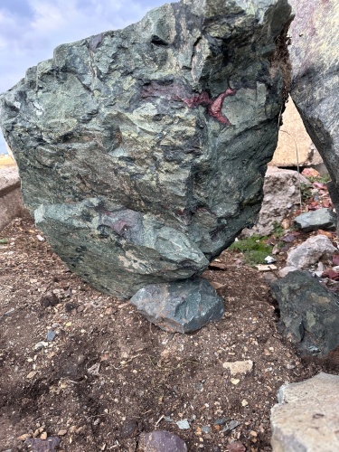 Гигантские зелёные валуны для ландшафтного дизайна весом более 5 тонн купить в Ногинску