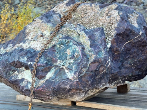 Огромные красно-фиолетовые валуны для ландшафтного дизайна весом более 5 тонн купить в Ногинску