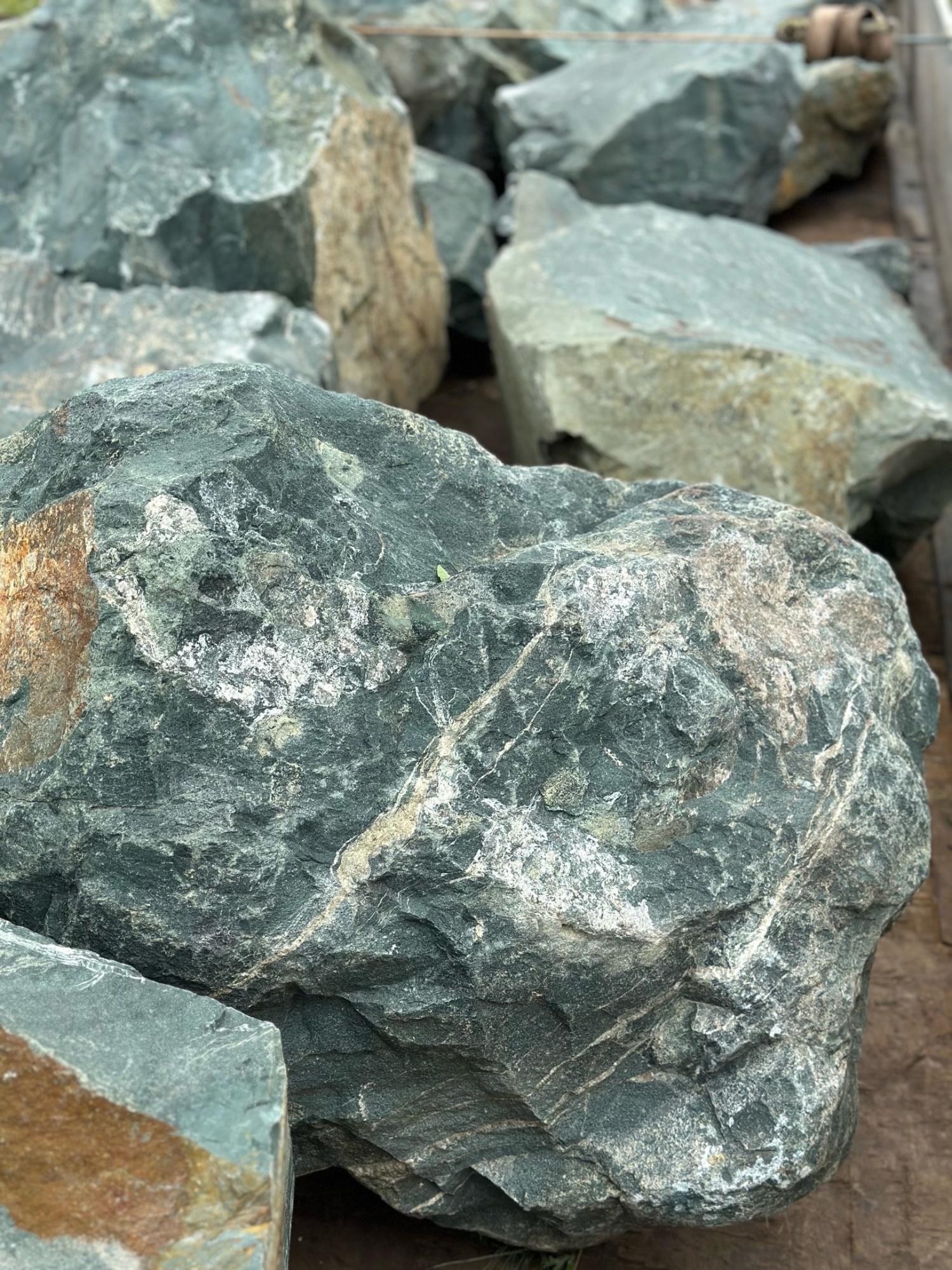 Камни для ландшафтного дизайна зелёные 10-60 килограмм купить в Ногинску