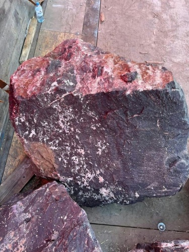 Камни для ландшафтного дизайна красно-фиолетовые 10-60 килограмм купить в Ногинску