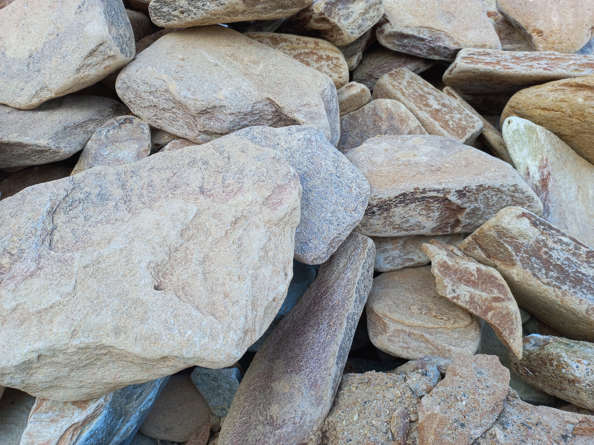 Златолит жёлтый, жёлто-зелёный глыбки и валуны для ланшафтного дизайна купить в Ногинску