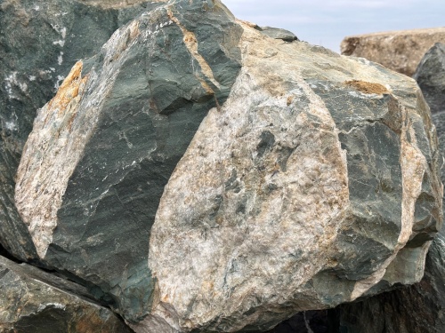 Гигантские зелёные валуны для ландшафтного дизайна весом более 5 тонн купить в Ногинску