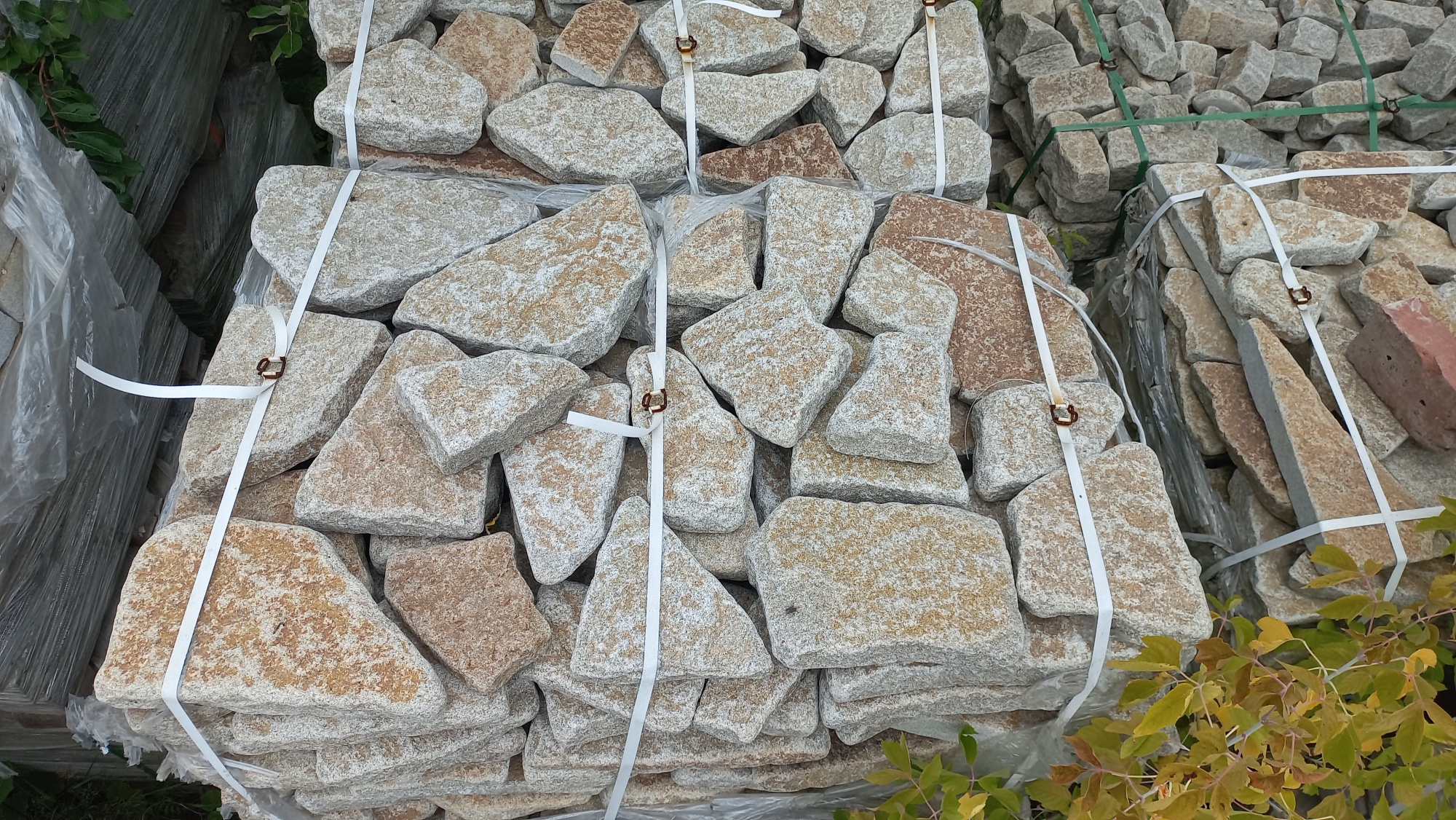 Плитняк галтованный гранитный для ландшафтного дизайна купить в Ногинску