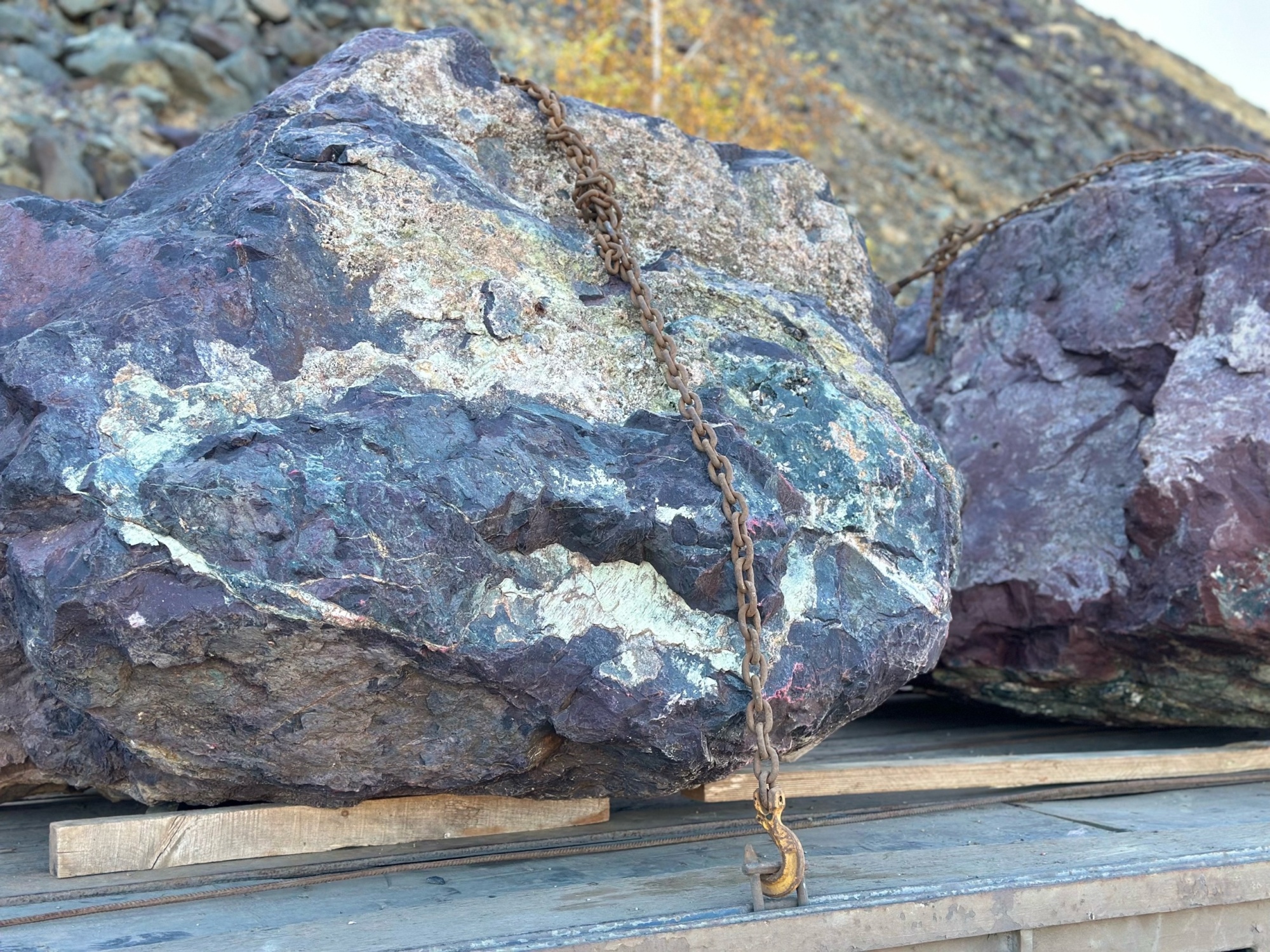 Огромные красно-фиолетовые валуны для ландшафтного дизайна весом более 5 тонн купить в Ногинску