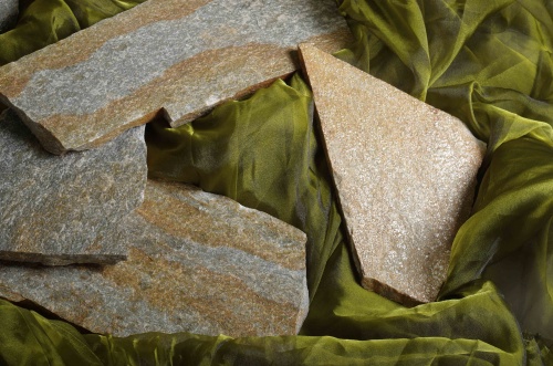 Плитняк златолит Уральский для цоколя, отмостки купить в Ногинску